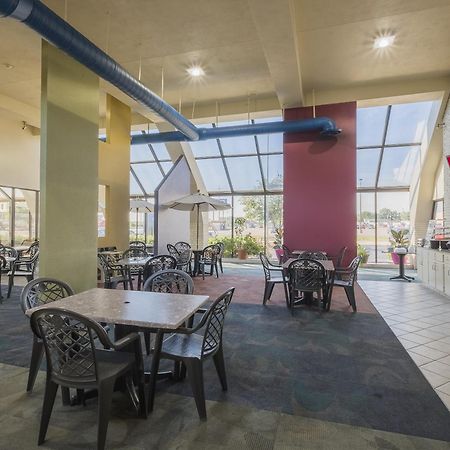 Red Roof Inn & Suites Cleveland - Елирия Екстериор снимка