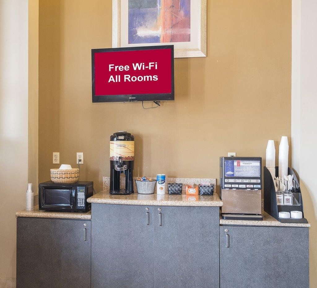 Red Roof Inn & Suites Cleveland - Елирия Екстериор снимка