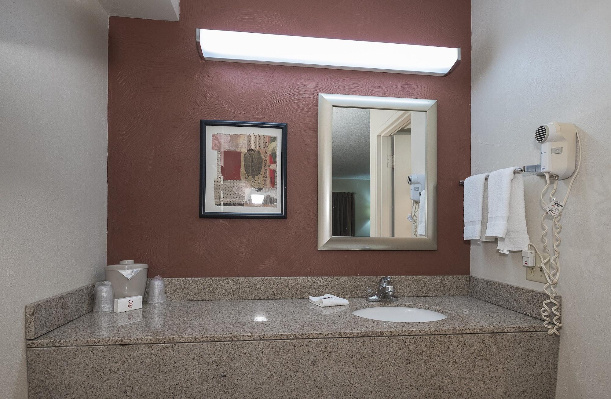 Red Roof Inn & Suites Cleveland - Елирия Екстериор снимка