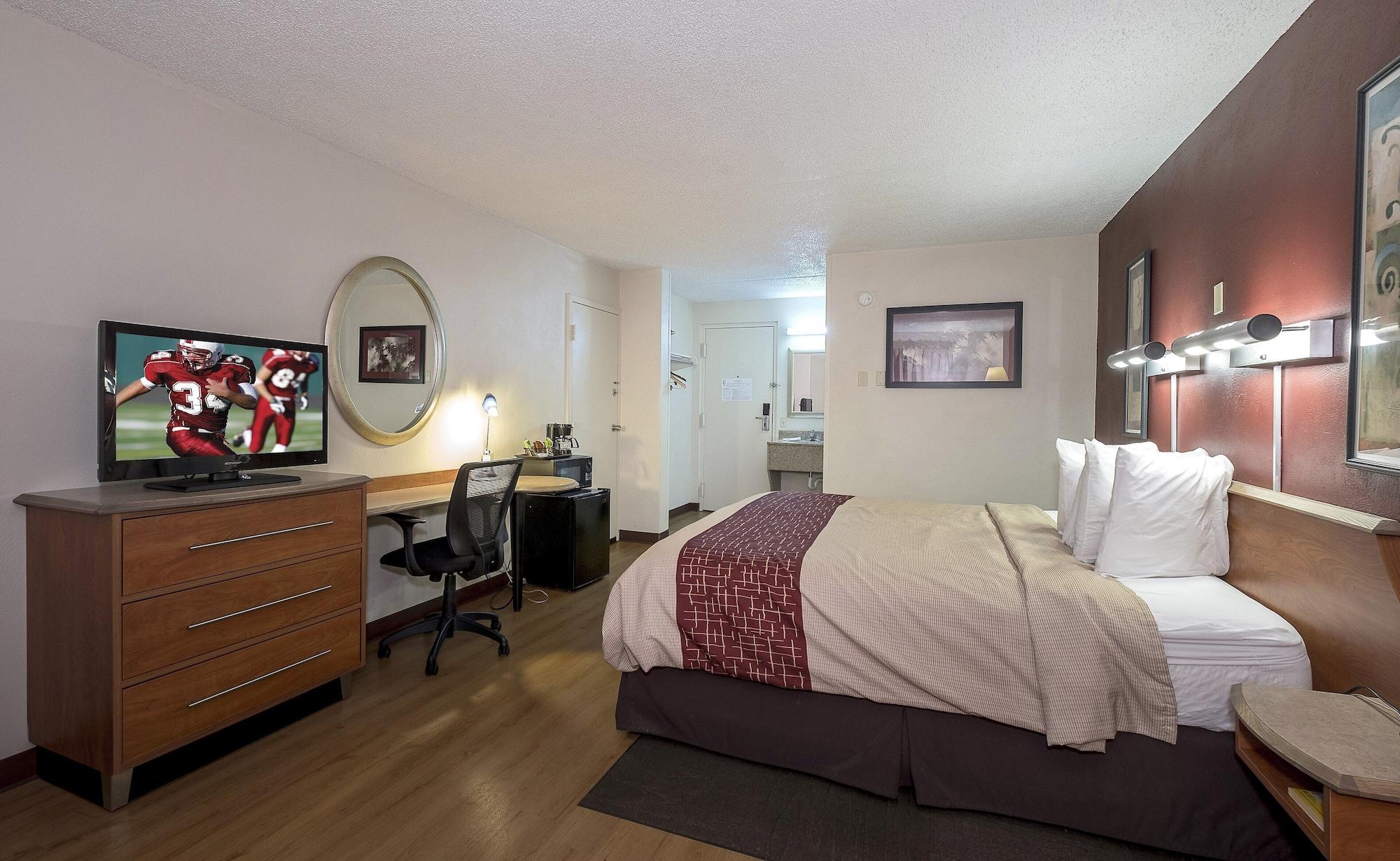 Red Roof Inn & Suites Cleveland - Елирия Екстериор снимка