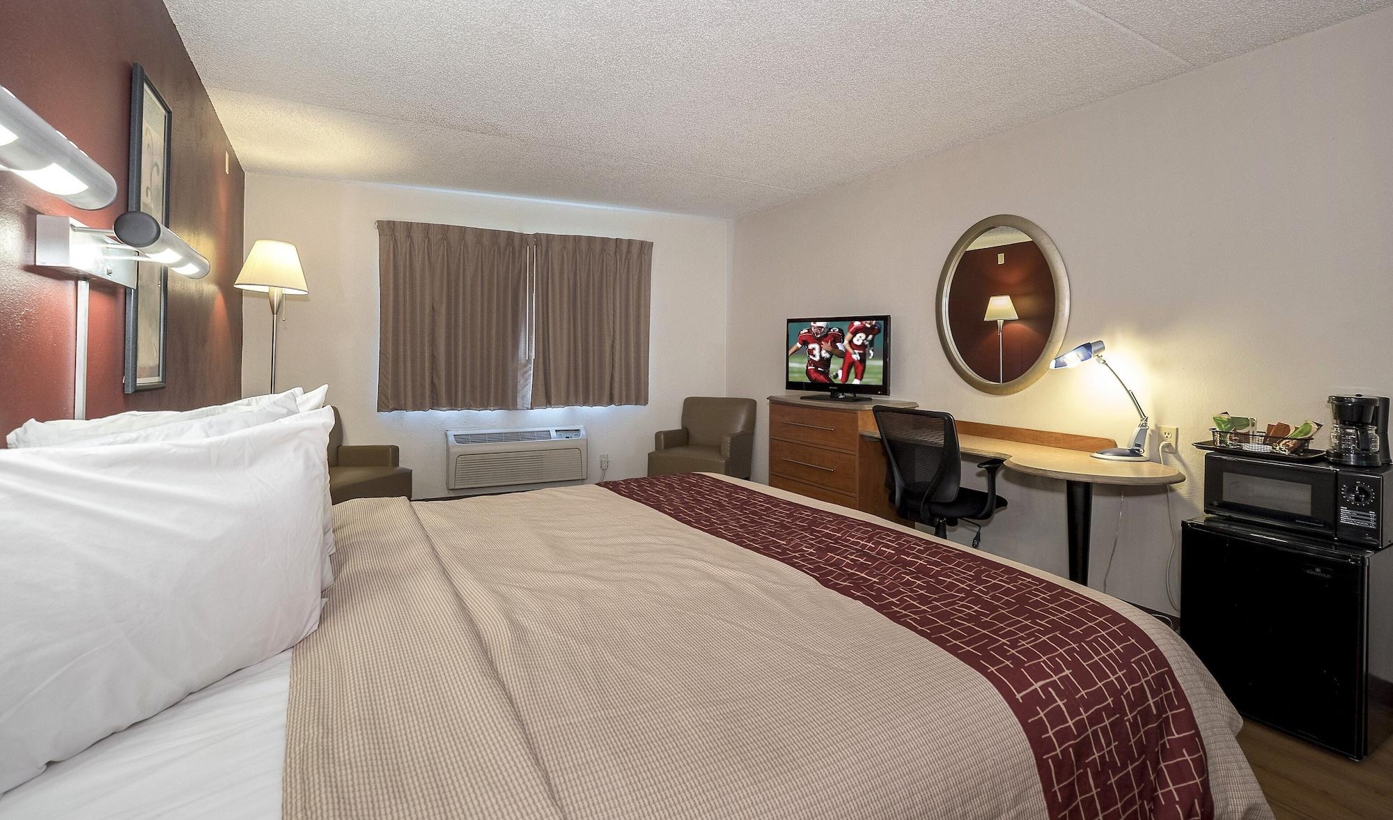 Red Roof Inn & Suites Cleveland - Елирия Екстериор снимка
