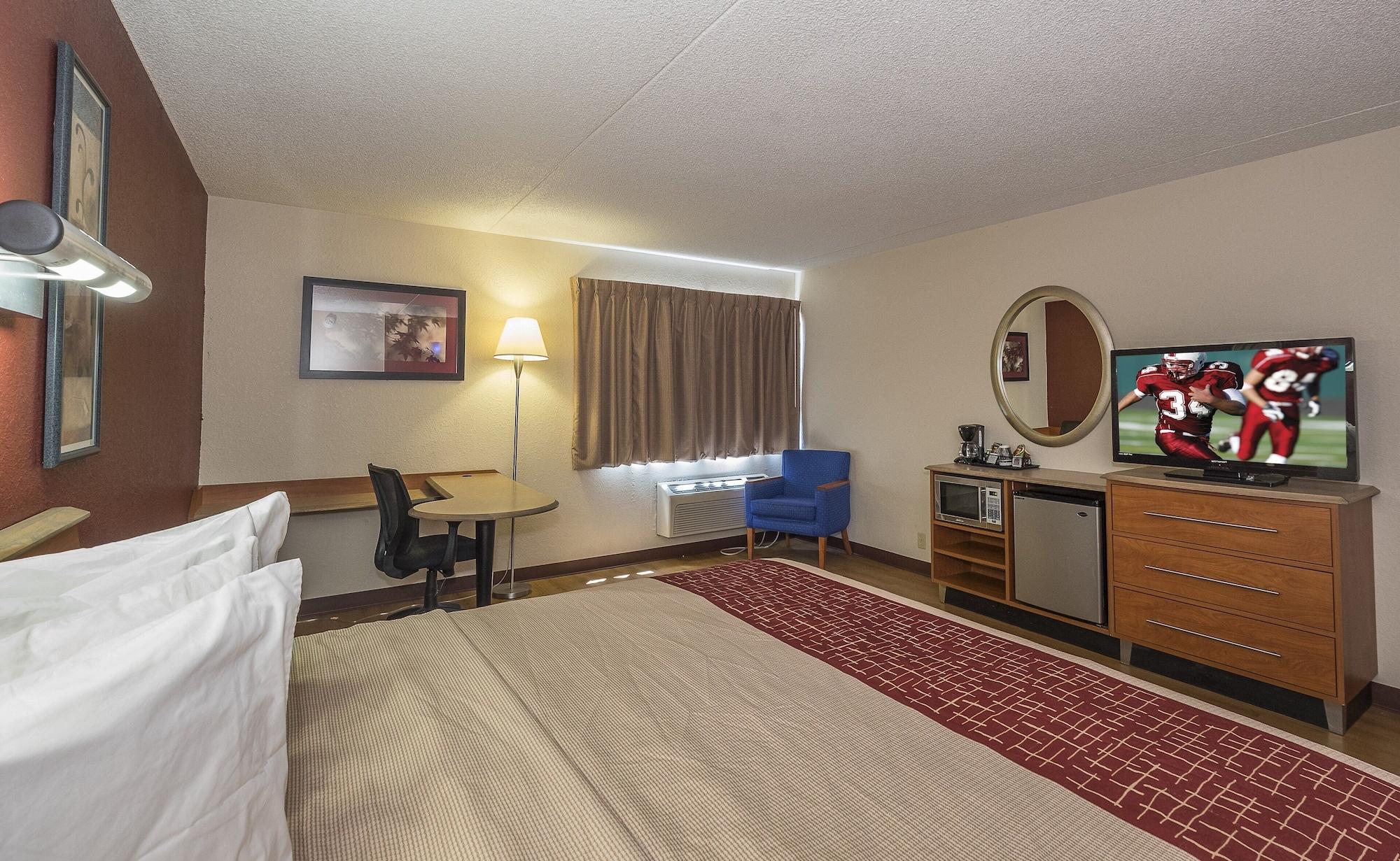 Red Roof Inn & Suites Cleveland - Елирия Екстериор снимка