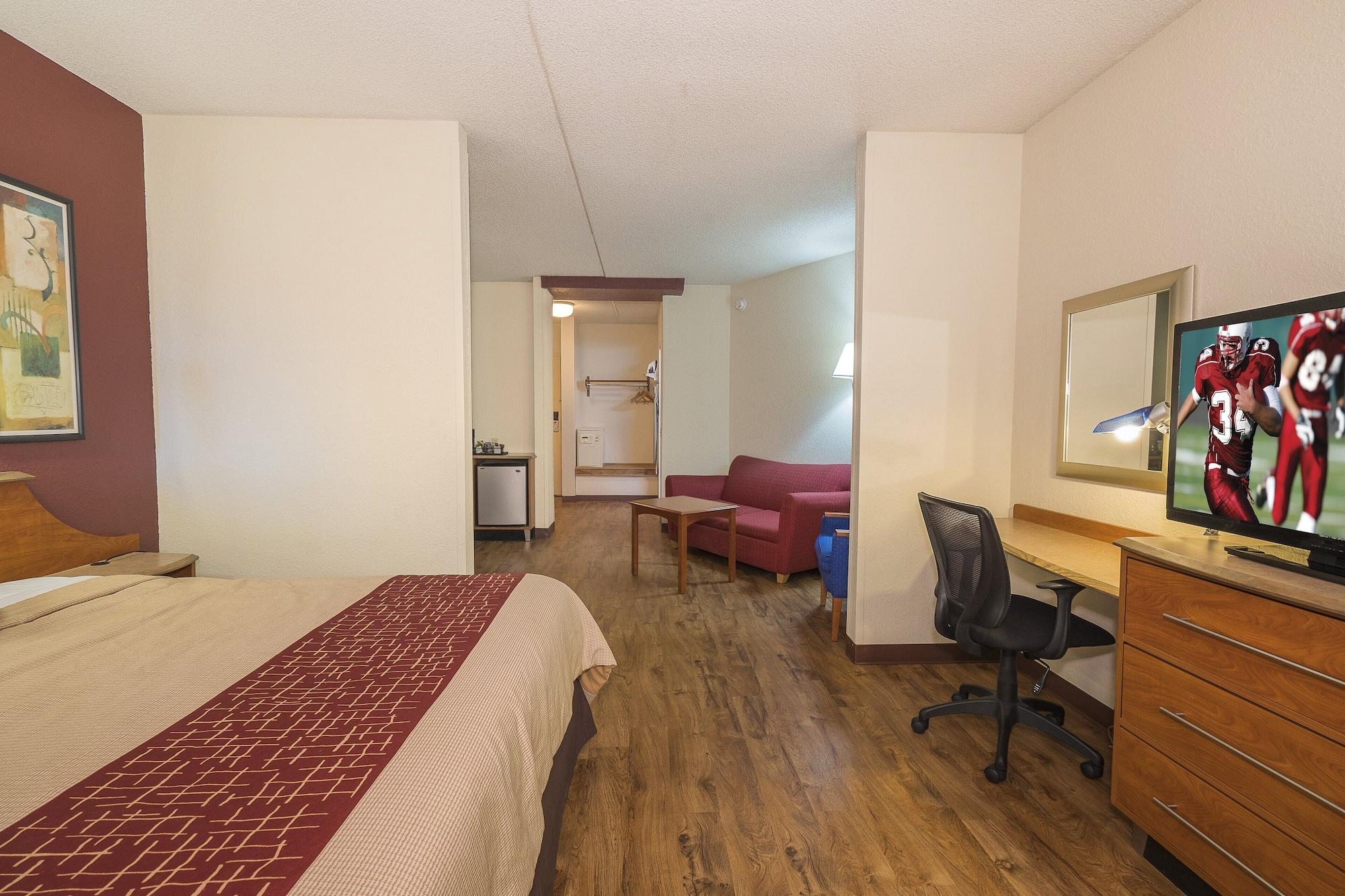 Red Roof Inn & Suites Cleveland - Елирия Екстериор снимка