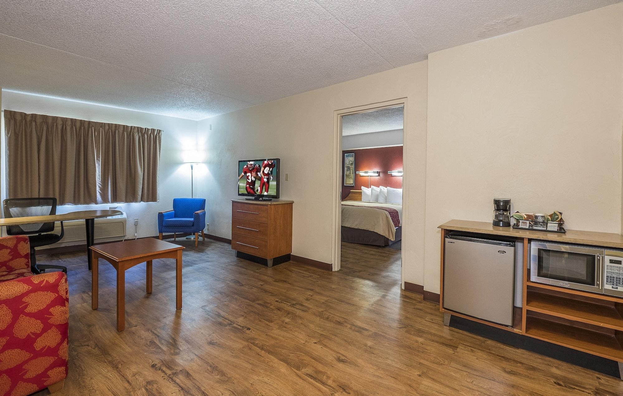Red Roof Inn & Suites Cleveland - Елирия Екстериор снимка