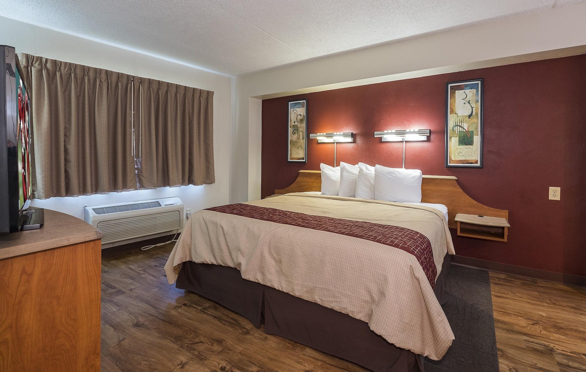 Red Roof Inn & Suites Cleveland - Елирия Екстериор снимка