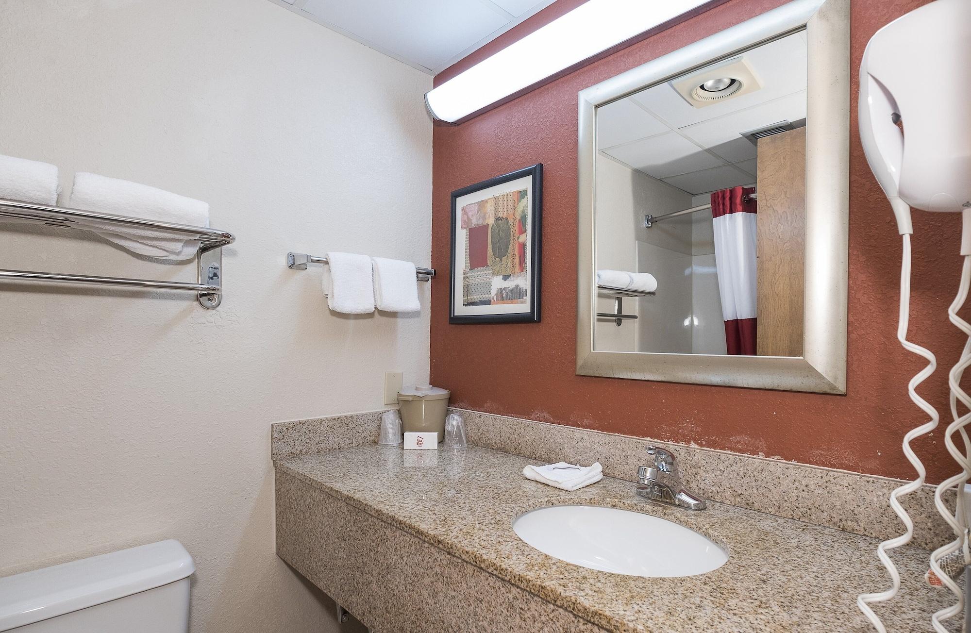 Red Roof Inn & Suites Cleveland - Елирия Екстериор снимка