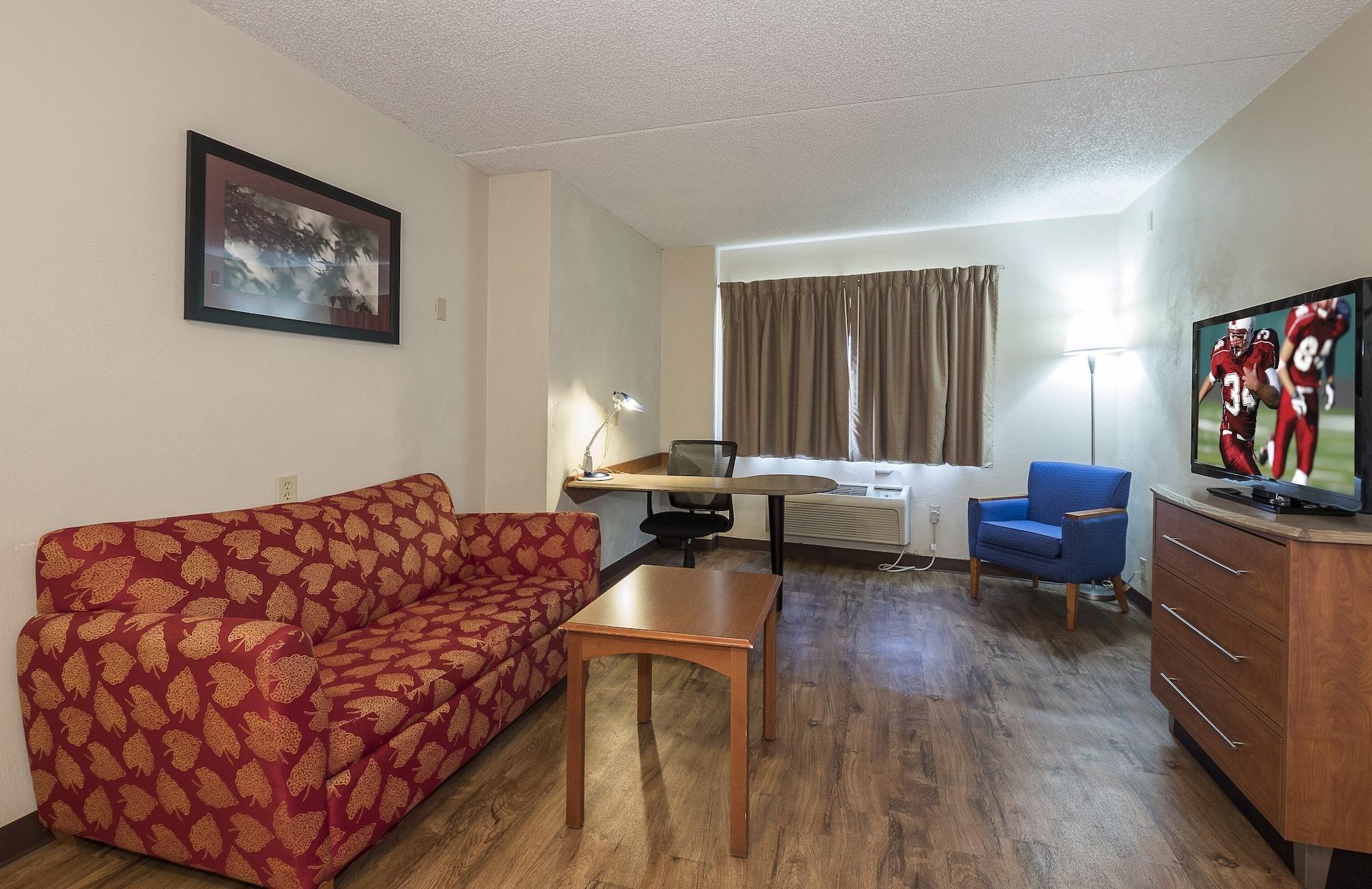 Red Roof Inn & Suites Cleveland - Елирия Екстериор снимка