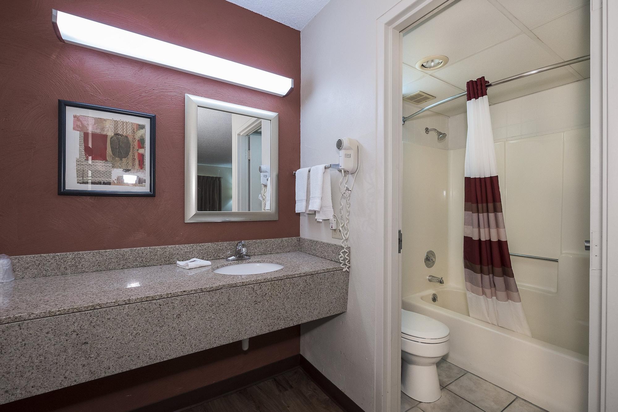 Red Roof Inn & Suites Cleveland - Елирия Екстериор снимка