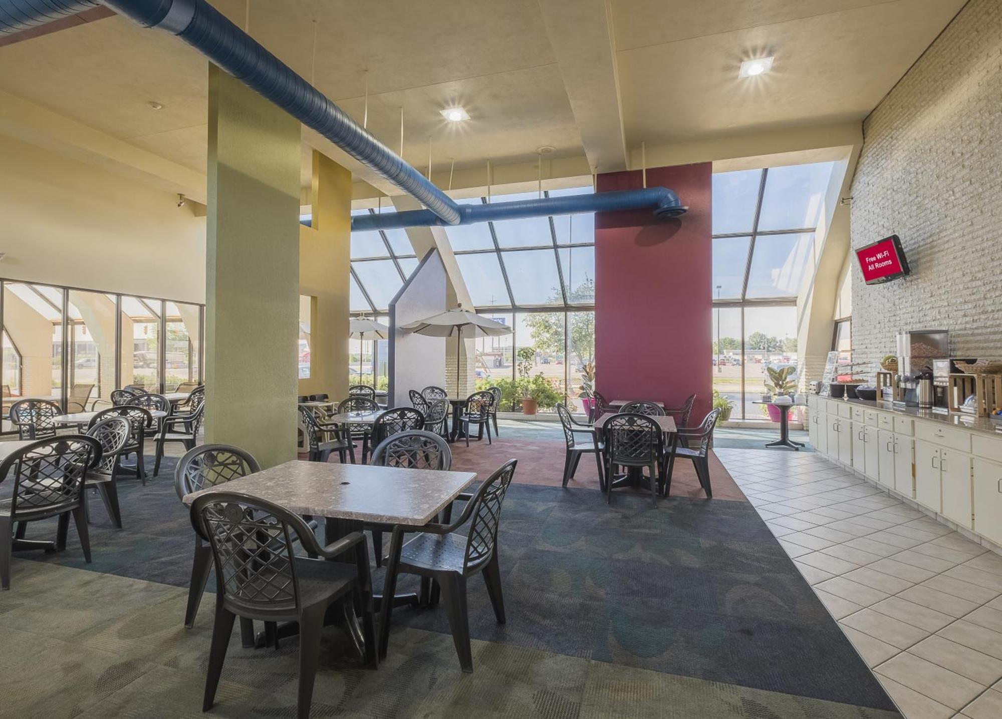 Red Roof Inn & Suites Cleveland - Елирия Екстериор снимка