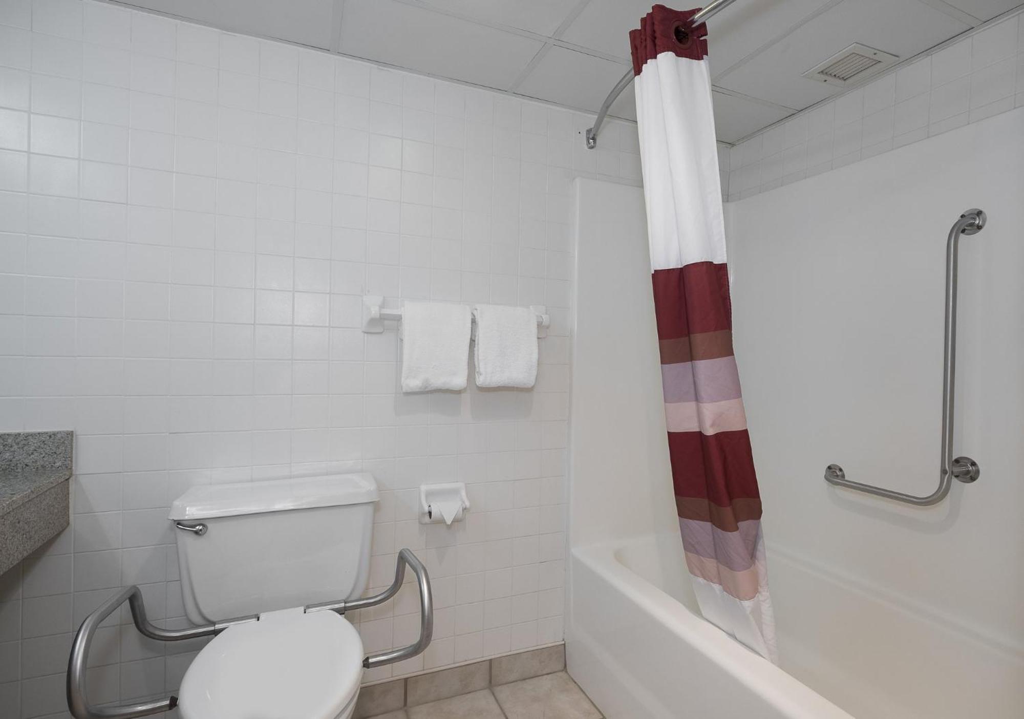 Red Roof Inn & Suites Cleveland - Елирия Екстериор снимка