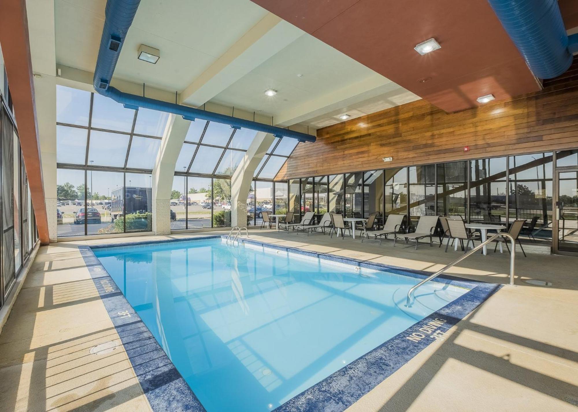 Red Roof Inn & Suites Cleveland - Елирия Екстериор снимка