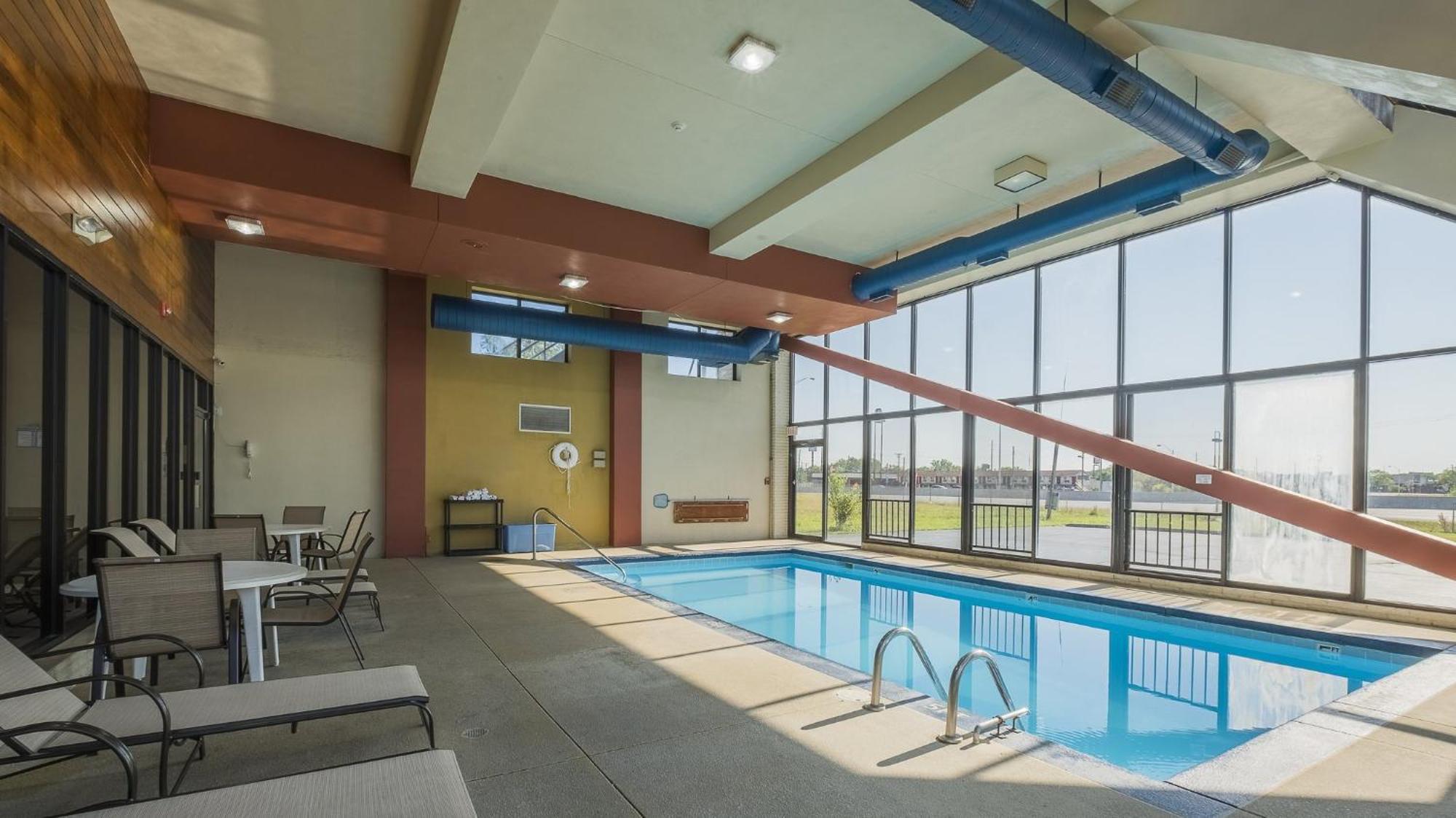 Red Roof Inn & Suites Cleveland - Елирия Екстериор снимка
