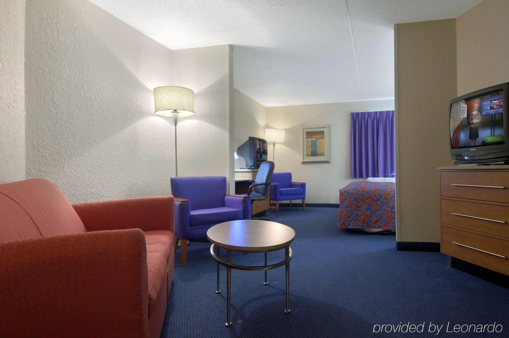 Red Roof Inn & Suites Cleveland - Елирия Стая снимка
