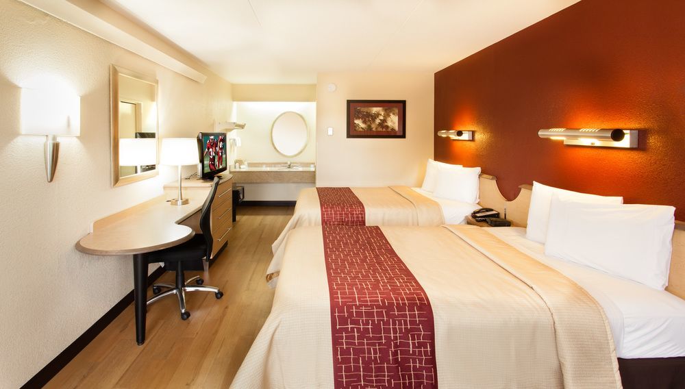 Red Roof Inn & Suites Cleveland - Елирия Екстериор снимка