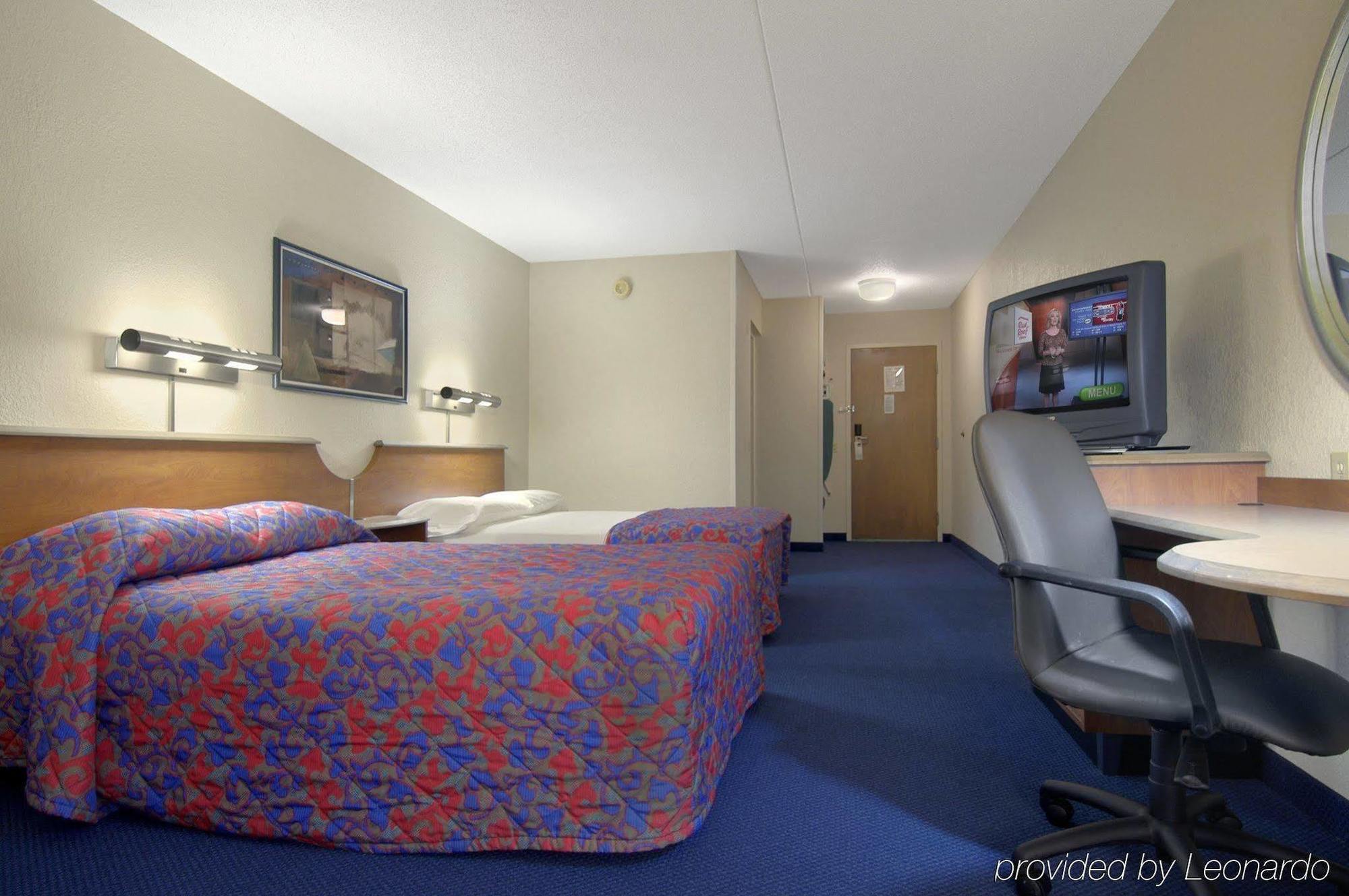 Red Roof Inn & Suites Cleveland - Елирия Екстериор снимка