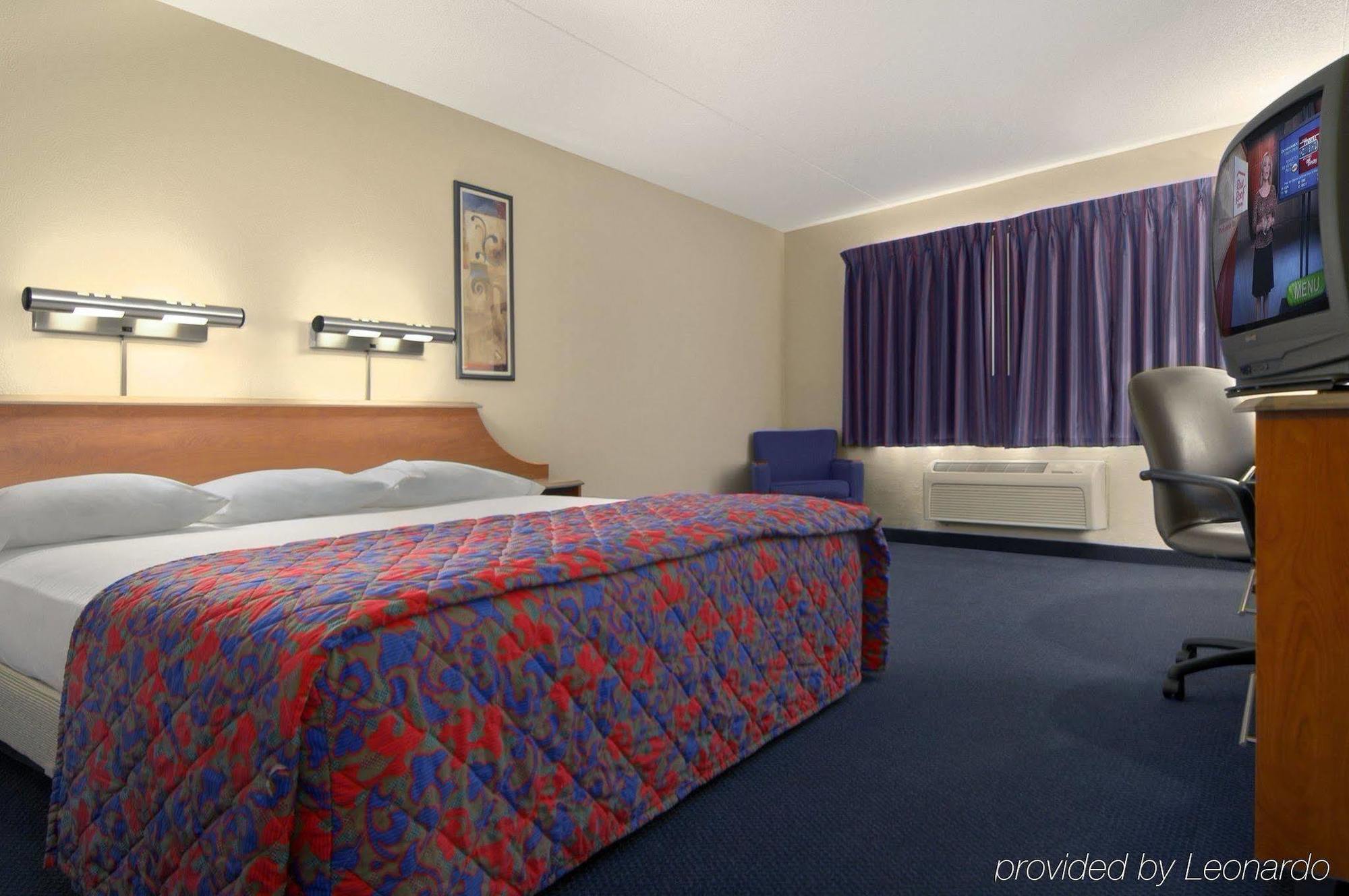 Red Roof Inn & Suites Cleveland - Елирия Екстериор снимка