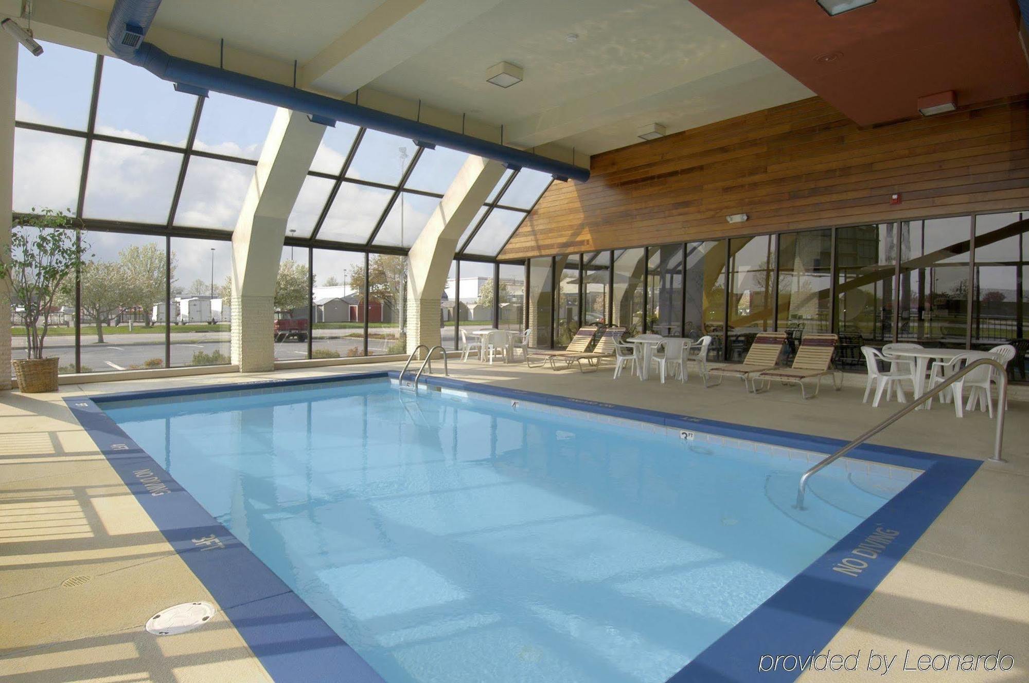 Red Roof Inn & Suites Cleveland - Елирия Екстериор снимка